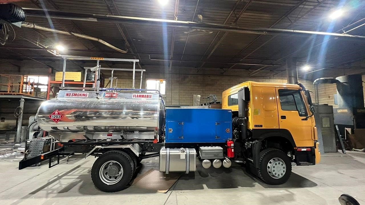 Camión reabastecedor de AvGas 100LL con tanque de aluminio pulido