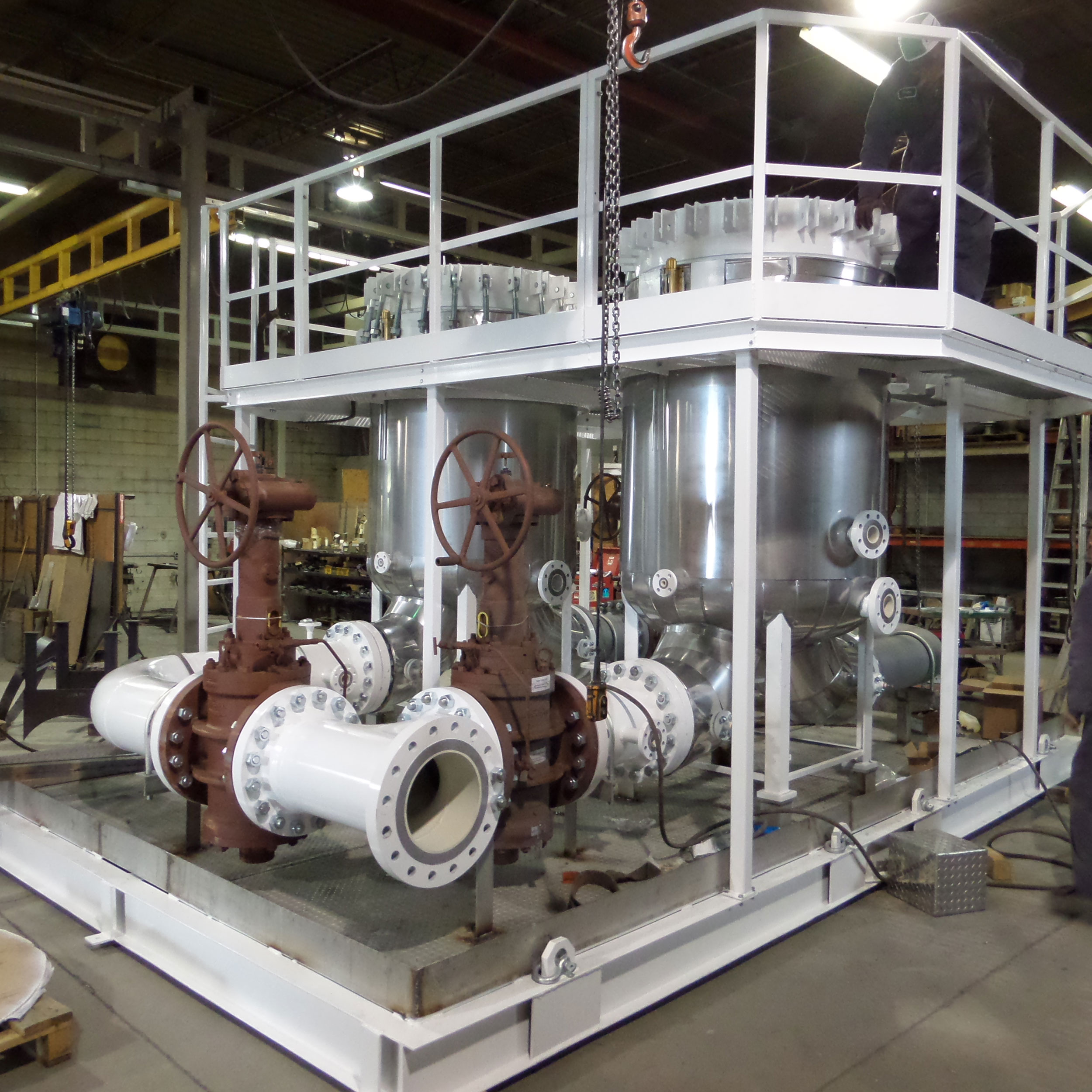 Aviation filtration skid with elevated walkway and vessel access