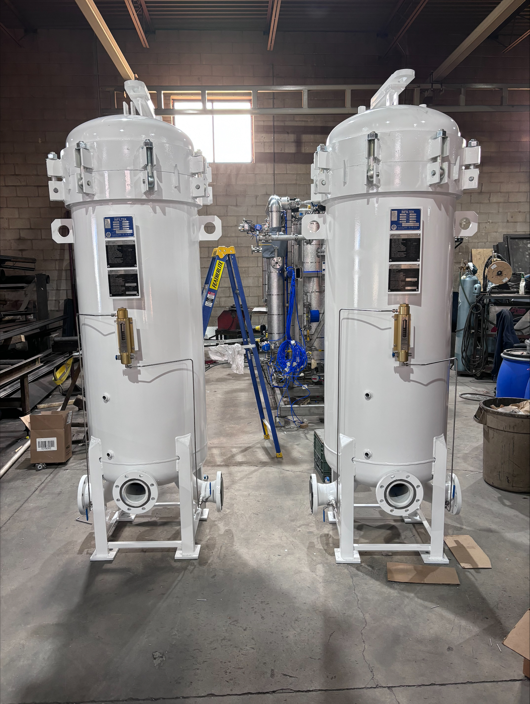 Vertical filter water separator vessels for fuel and liquid filtration