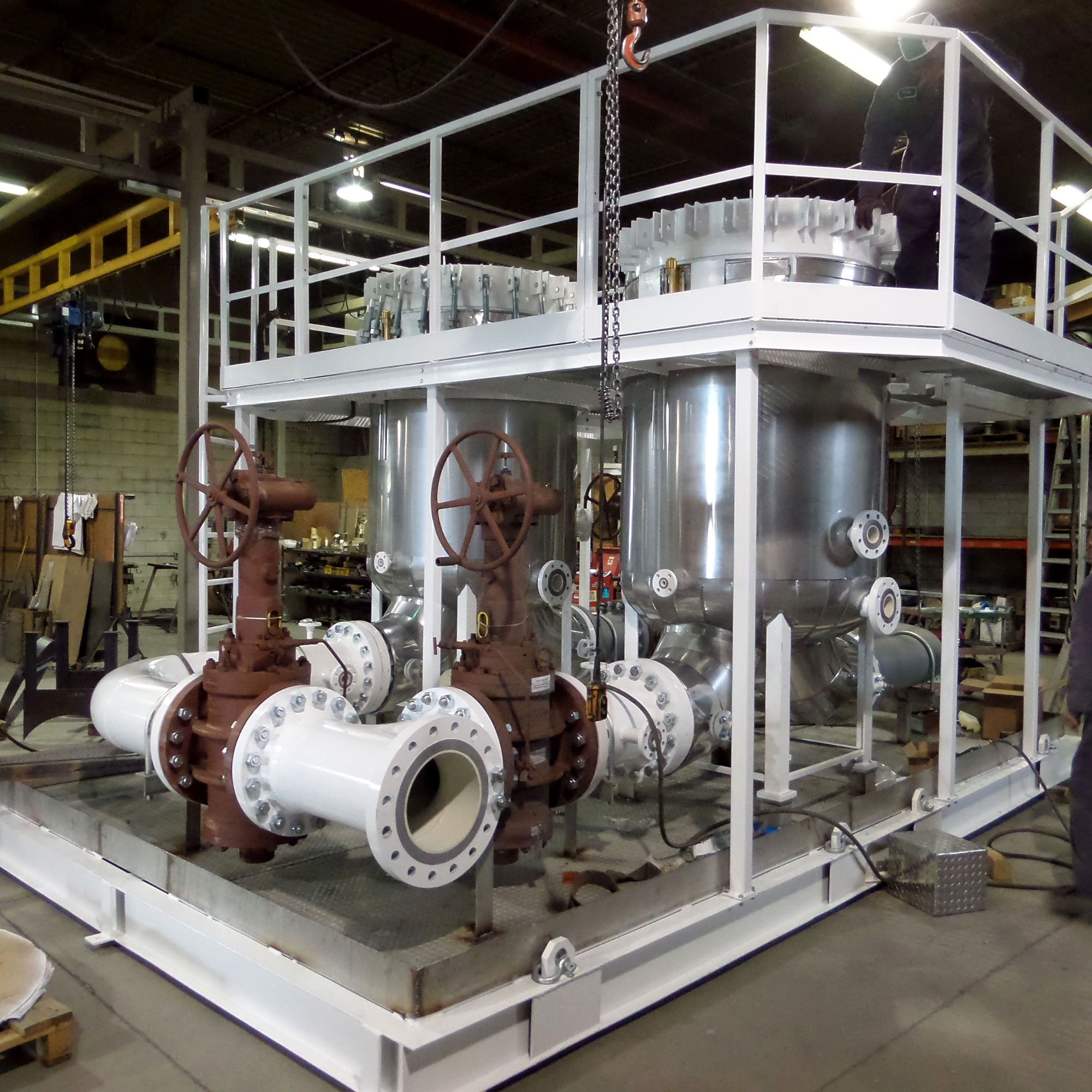 Large filtration skid with vertical vessels, valves and access platform