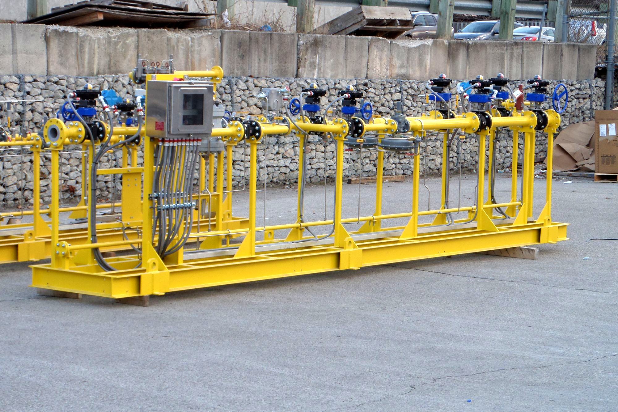 Skids de gas con tubería de gas amarilla, válvulas de control e instrumentación