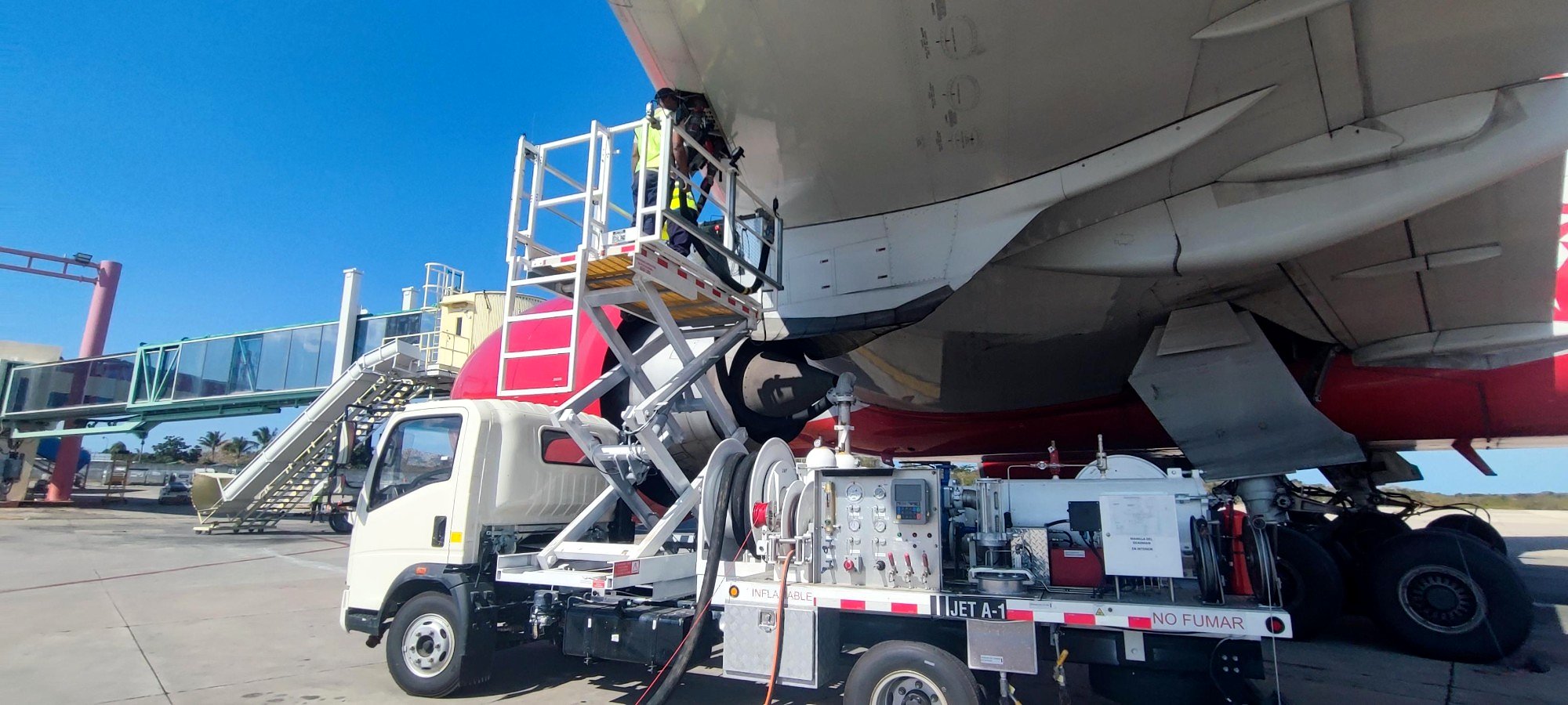 Servidor de hidrantes con plataforma de tijera abasteciendo un avión de fuselaje ancho