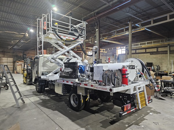 Hydrant servicer rear equipment layout with platform, reels and piping