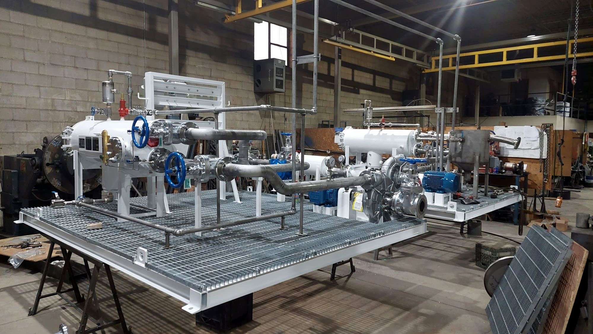 Pump and filtration skids with horizontal vessels on grated platforms
