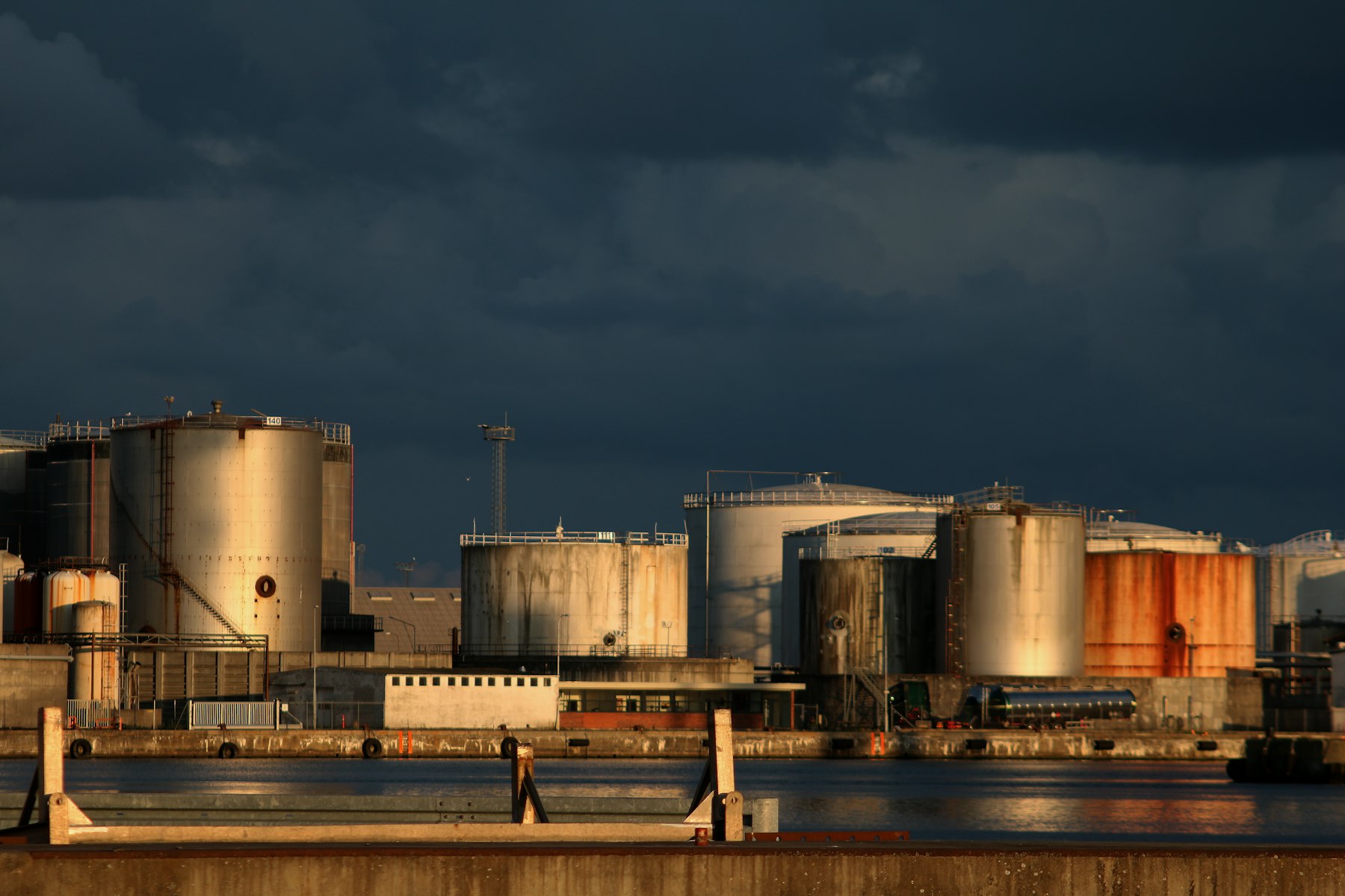 Fuel storage terminal with a tank farm on the waterfront